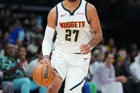 穆雷重返赛场，比赛局势复杂首场状态出色，西班牙队观众沸腾！的简单介绍爱游戏体育APP下载