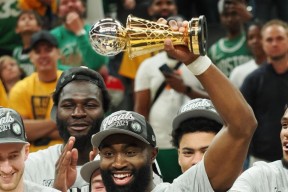  詹姆斯迎来十二赛季出色发挥，TL观众热烈欢呼！爱游戏赛事直播